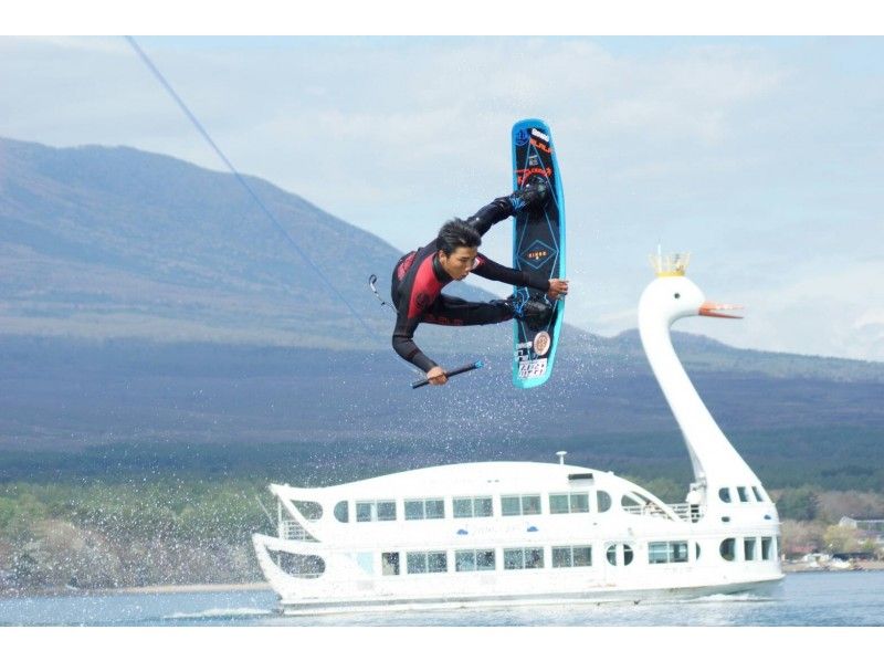 [ยามานาชิ/ Lake Yamanaka] ประสบการณ์เวคบอร์ด(Wakeboard)ที่โรงเรียนที่ดีที่สุดในญี่ปุ่น!の紹介画像