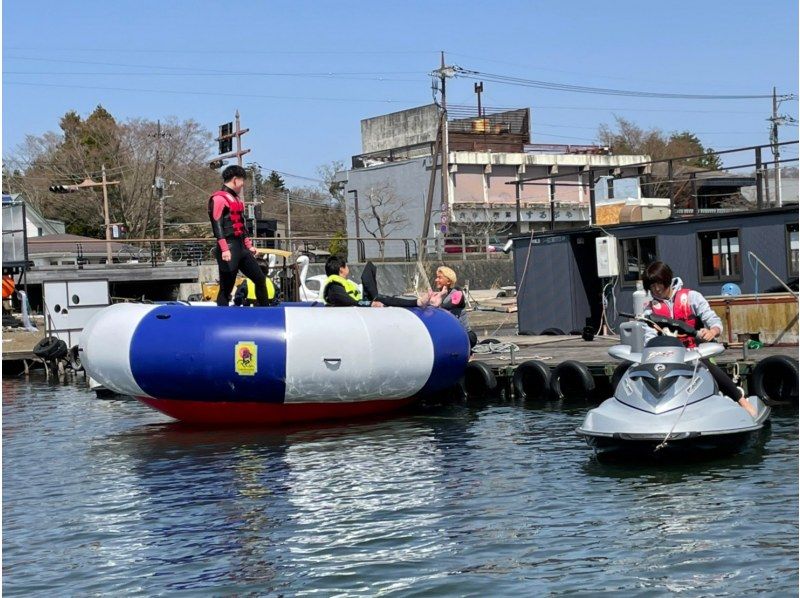 จังหวัดยามานาชิの事業者"ฮาคุทากะ มาริน"が主催するเรือเฮอริเคน体験の様子