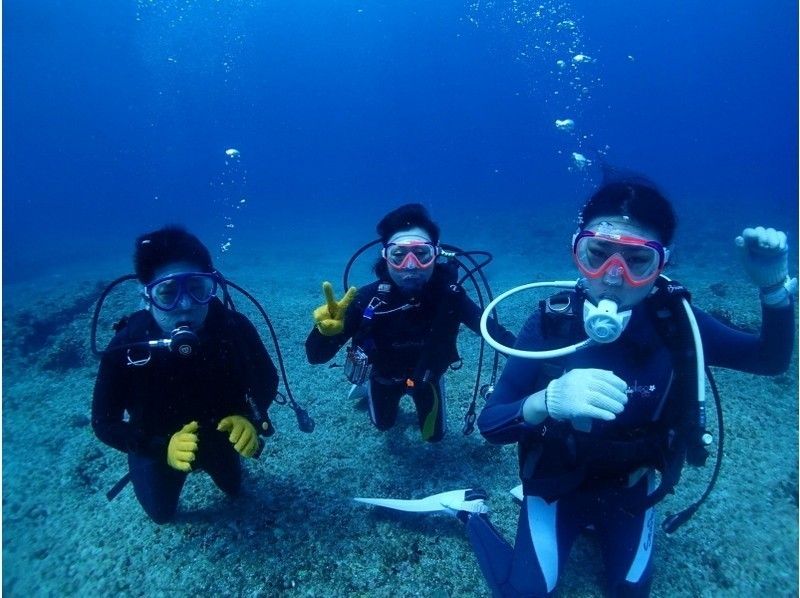 [冲绳县 -宫古岛]我们每个人都在水下引导！宫古岛推荐的海滩体验深潜带照片の紹介画像