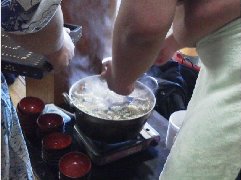<相撲部屋見学ツアー>伊勢ノ海部屋朝稽古見学とちゃんこ鍋【2211】の紹介画像