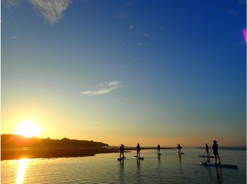 [เกาะอิชิงากิ/เช้าตรู่] เลือกระหว่างกิจกรรม SUP/พายเรือแคนูชมพระอาทิตย์ขึ้น ★ ประสบการณ์ที่สดชื่นและมีชีวิตชีวาตั้งแต่เช้า ★ รับสมัครได้จนถึง 18.00 น. ของวันก่อนหน้า [ข้อมูลภาพถ่ายฟรี]の紹介画像