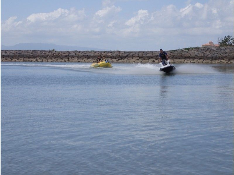 【石垣島・バナナボート】石垣島の青い空の下、バナナボートで海面を疾走しよう！の紹介画像