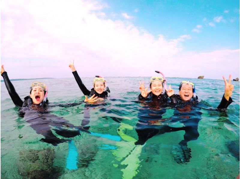[Okinawa Onna Village Snorkeling] Go by boat! Free gifts of videos and photos on the spot! 1 group charter! Snorkel the mysterious blue caveの紹介画像