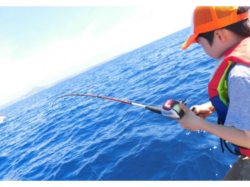 【沖縄・本部町】初心者、ファミリー、OK！「釣り船」半日チャーターコース！手ぶら釣りセットも！の紹介画像