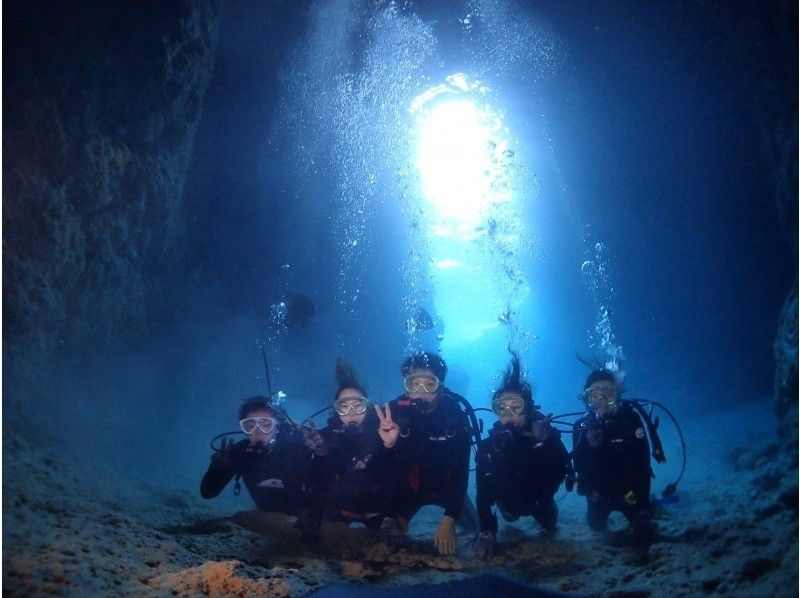 【Okinawa Prefecture · Onna Village】 First time guarantor! Onna village Meishida Misaki, experience dive in the blue cave!の紹介画像