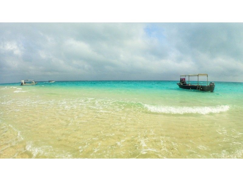 [Okinawa / Ishigaki Island] Landing on a phantom island & snorkeling in the sea of coral reefs Half-day course morning / afternoon)の紹介画像