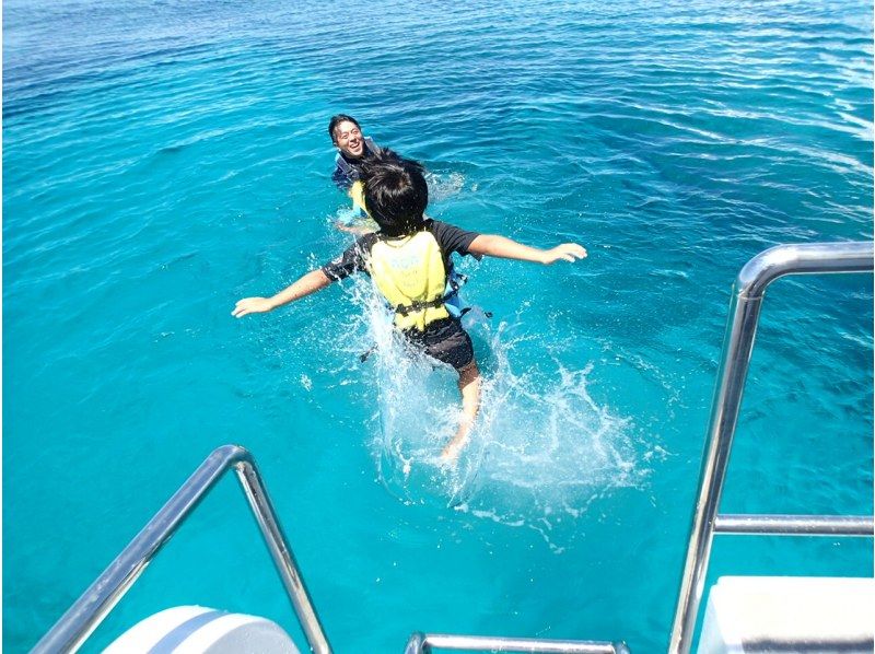 [Departing from Naha, local coupons available] Half-day snorkeling tour in the Chibishi Islands ★ Large catamaran ship that is resistant to shaking ★ Free feeding & photo gift ★の紹介画像