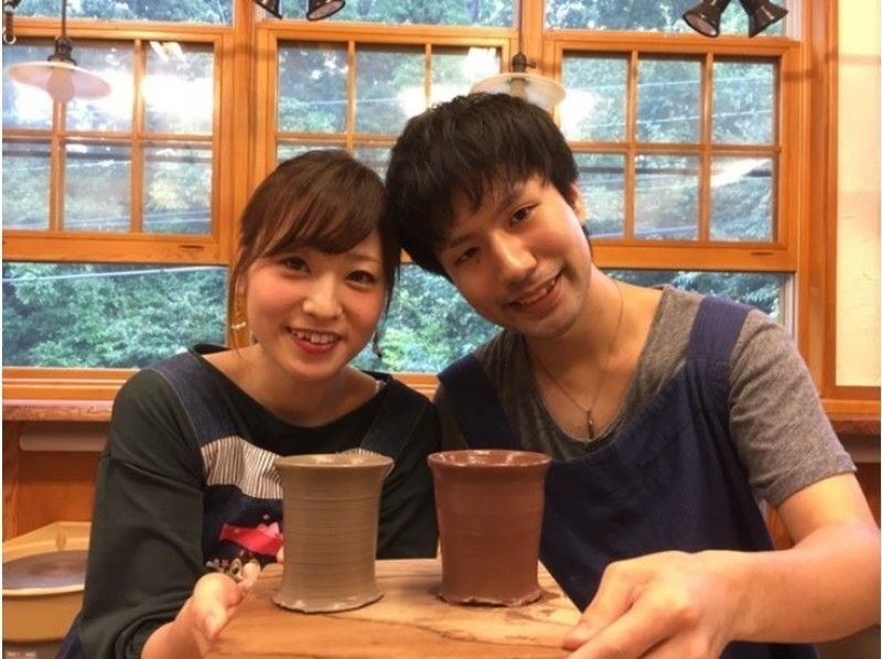 A couple enjoying a pottery experience at Ceramic Art Hill Soukobo