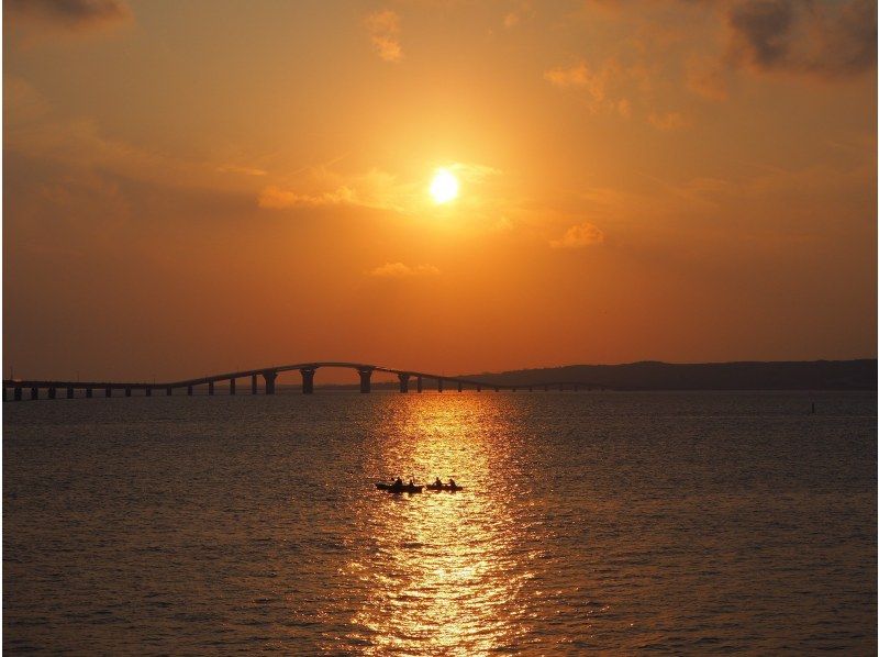 ผู้คนเพลิดเพลินกับการพายเรือคายัคชมพระอาทิตย์ตกที่รีสอร์ทฤดูร้อนมิยาโกจิม่า