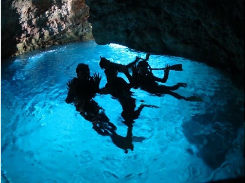免費交通，照片和視頻!! [沖繩縣恩納村]乘船潛水的藍洞體驗の紹介画像