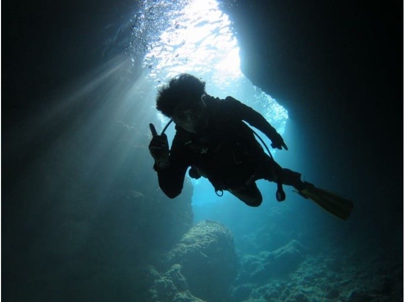 送迎、写真、動画無料!!【沖縄県・恩納村】ボートで行く青の洞窟体験ダイビングの紹介画像