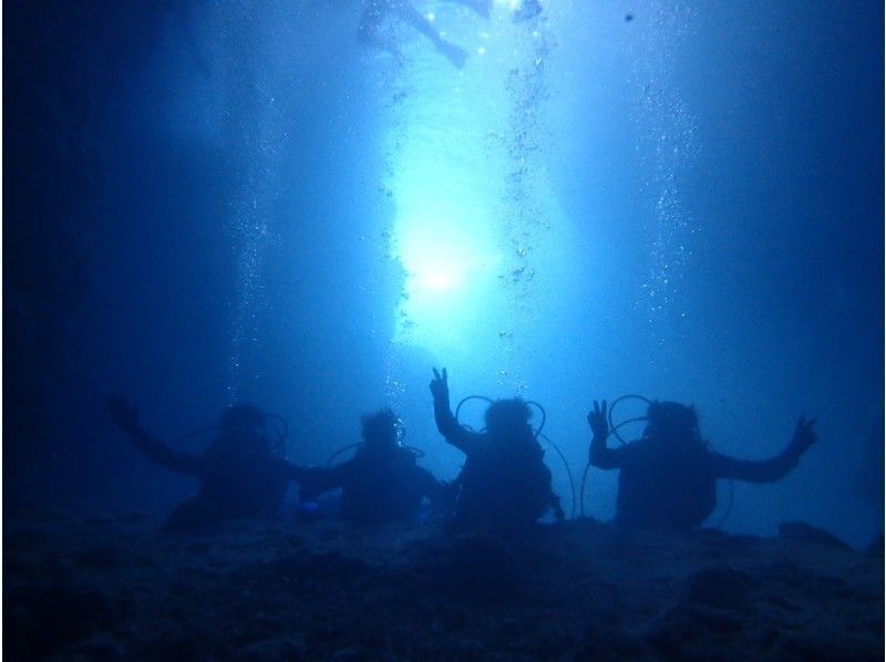 送迎、写真、動画無料!!【沖縄県・恩納村】ボートで行く青の洞窟体験ダイビングの紹介画像
