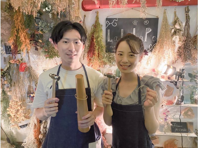 A couple enjoying the LALALAPO brass bangle making experience in Osaka.