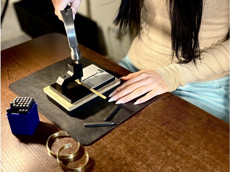 [Osaka ・ Shinsaibashi] Antique brass bangle ★ Handmade experienceの紹介画像