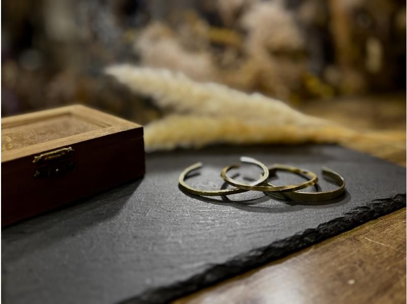 [Osaka ・ Shinsaibashi] Antique brass bangle ★ Handmade experienceの紹介画像