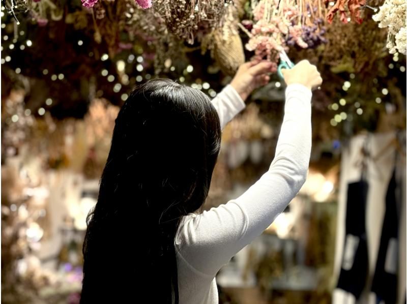 【大阪・心斎橋駅徒歩3分】花材を自由に選べるハーバリウム作り体験☆の紹介画像