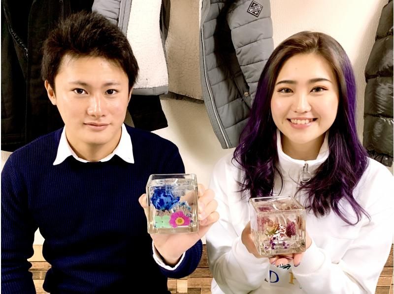 【大阪・心斎橋駅徒歩3分】ドライフラワーで作る透明なキャンドル☆ボタニカルジェルキャンドル作り体験！の紹介画像