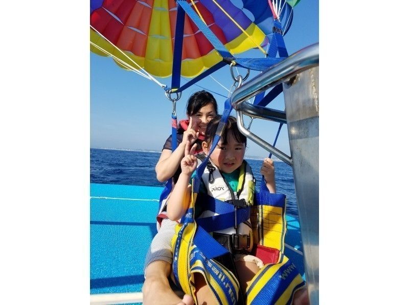 【 Okinawa · Ginowan】 Let's fly above Ginowan sky high above our original custom made Parasailing board! !の紹介画像