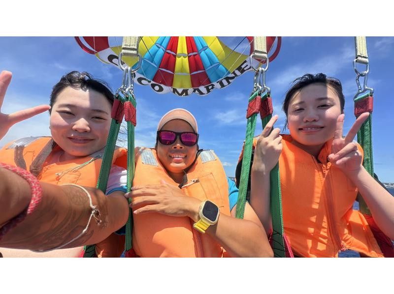 【 โอกินาว่า · Ginowan 】ลองบินเหนือ Ginowan sky สูงเหนือคณะกรรมการ พาราเซลลิ่ง(Parasailing) ของเรา !の紹介画像