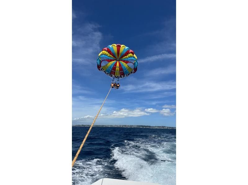 【 โอกินาว่า · Ginowan 】ลองบินเหนือ Ginowan sky สูงเหนือคณะกรรมการ พาราเซลลิ่ง(Parasailing) ของเรา !の紹介画像