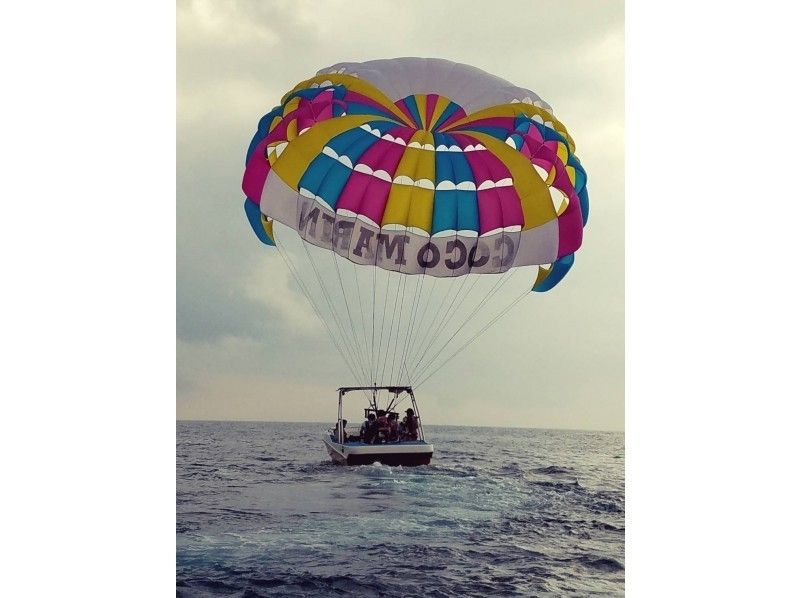 【 Okinawa · Ginowan】 Let's fly above Ginowan sky high above our original custom made Parasailing board! !の紹介画像