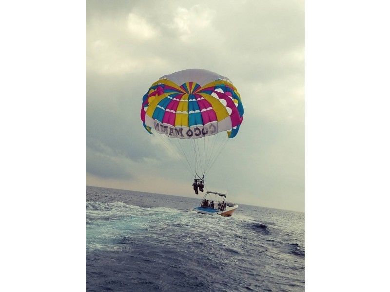 【 Okinawa · Ginowan】 Let's fly above Ginowan sky high above our original custom made Parasailing board! !の紹介画像