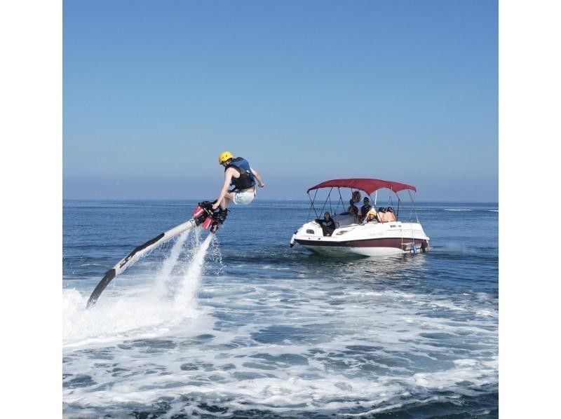 【沖縄・那覇・宜野湾】ウェットスーツ貸出あり★海＆空から満喫！フライボード＆パラセーリング！の紹介画像