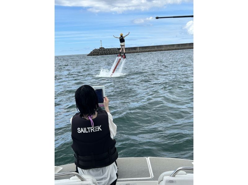 【沖縄・那覇・宜野湾】手ぶらで⭕️ウェットスーツ貸出あり★海＆空から満喫！フライボード＆パラセーリング！の紹介画像