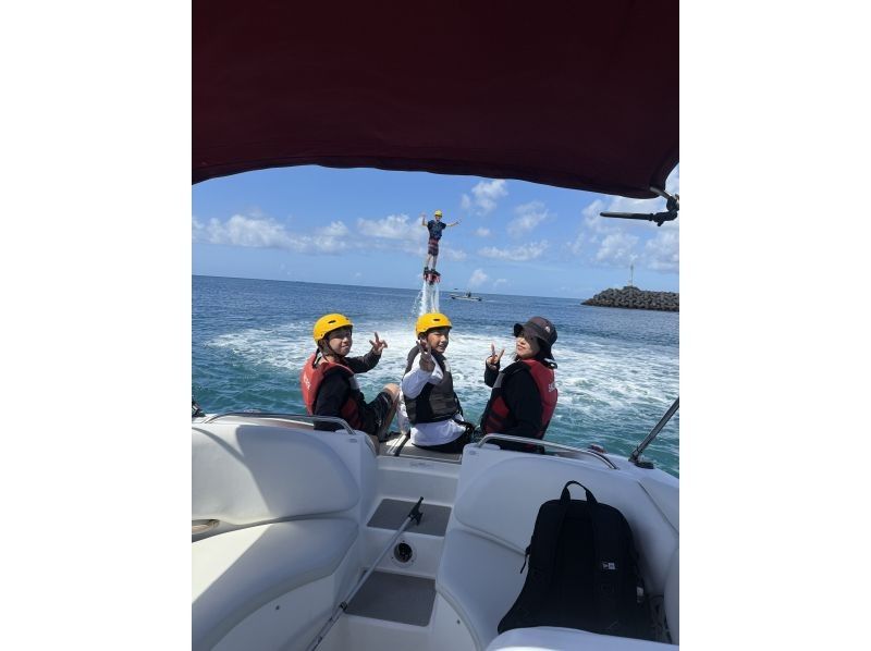 [โอกินาว่า นาฮะ กิโนวัน] เพลิดเพลินไปกับทะเลและท้องฟ้า! ฟลายบอร์ดและพาราเซลลิ่ง!の紹介画像