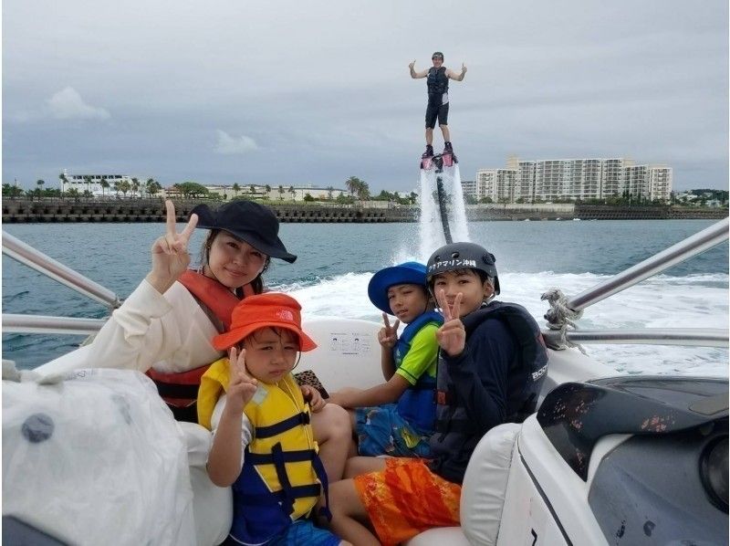 【沖縄・那覇・宜野湾】手ぶらで⭕️ウェットスーツ貸出あり★海＆空から満喫！フライボード＆パラセーリング！の紹介画像