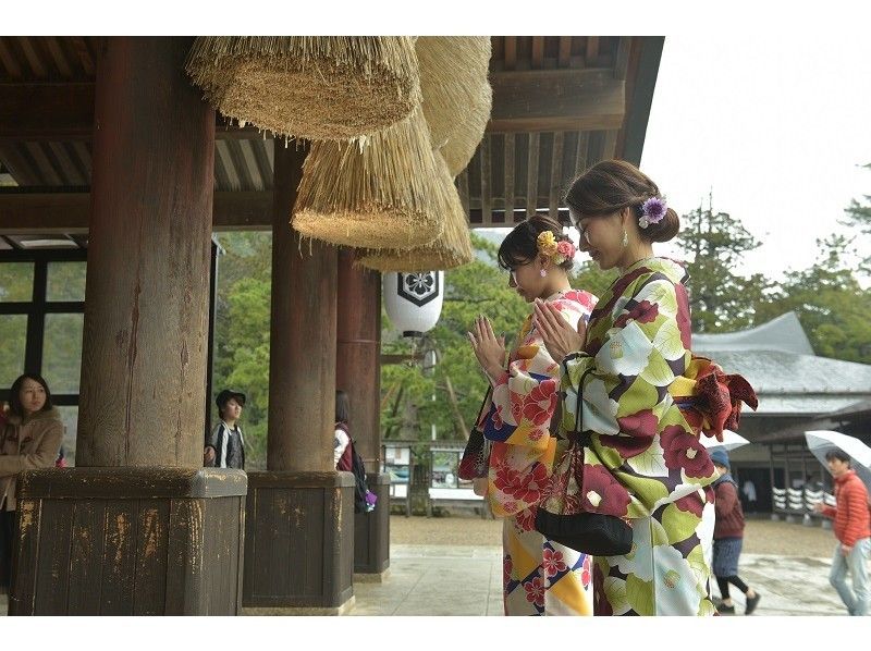 ผู้หญิงสองคนเพลิดเพลินกับการเที่ยวชมในชุดกิโมโนเช่า Izumo Taisha `` สไตล์ goen ''