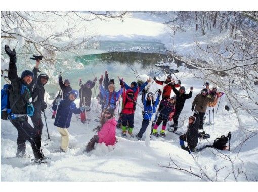 Fukushima / Urabandai Snowshoe Experience │ การจัดอันดับยอดนิยมของทัวร์เดินป่าบนภูเขาหิมะที่มีเป้าหมายไปที่ Yellow Falls และ Goshikinuma