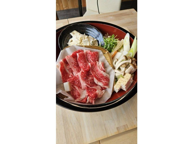 [Yamanashi, Kawaguchiko] A luxurious "Sukiyaki Hoto experience" where you can enjoy the finest beef and vegetables. An indoor facility that is safe even in bad weather.の紹介画像