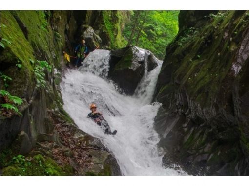 【栃木県・日光市】自然あふれる日光で最高のアウトドア体験を!!キャニオニングでリフレッシュ(半日プラン)水着とタオルだけでOK! 【栃木県・日光市】自然あふれる日光で最高のアウトドア体験を!!キャニオニングでリフレッシュ(半日プラン)水着とタオルだけでOK!