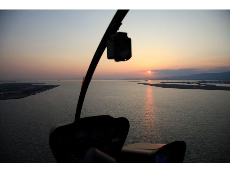 [Osaka night view] A helicopter bayside cruise full of romance! Tour from Bayside Area to Yumeshima to the sky above Universal Studios!の紹介画像