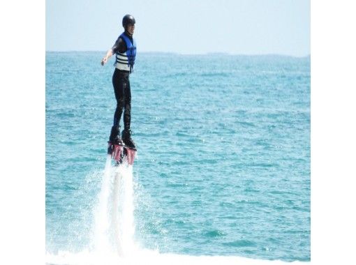 沖縄 うるま市 浜比嘉島 コロナ対策店 水圧で空を飛ぶ フライボード Fly Board アクティビティジャパン 沖縄 うるま市 浜比嘉島 コロナ対策店 水圧で空を飛ぶ フライボード Fly Board アクティビティジャパン