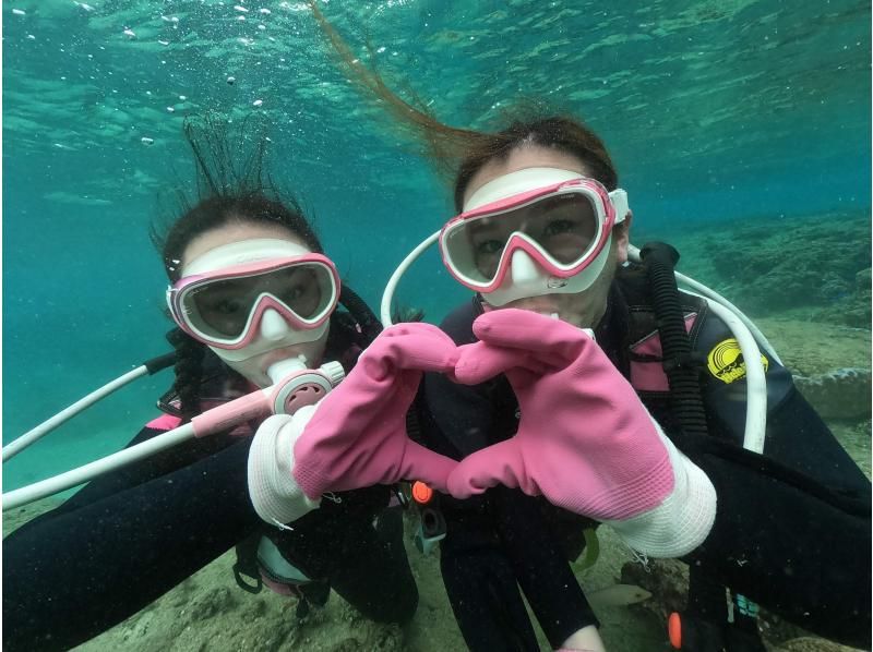 海と空を楽しめる!!人気のセットコース【沖縄・青の洞窟ダイビング＆パラセーリング】水中写真プレゼント・超特価にてご案内中!!【恩納村・北谷】の紹介画像