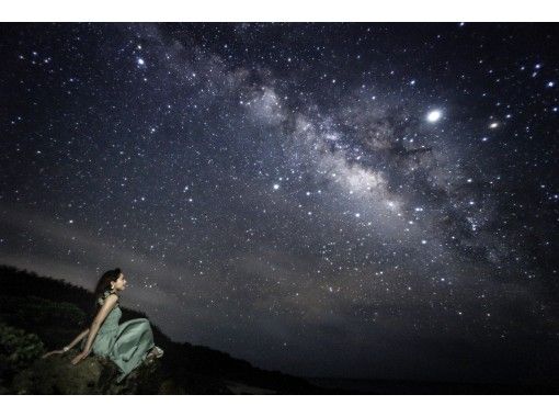 沖縄 宮古島 星空フォトツアー 女子旅におすすめ 羽根を描いたカワイイ写真を撮影 アクティビティジャパン