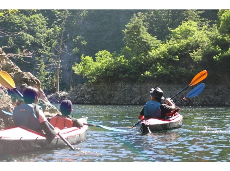 SALE! [Gunma, Minakami] A canoeing experience with a spectacular view in a hidden hot spring area * Going out with your dogの紹介画像