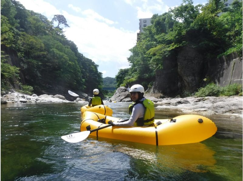 群馬・水上】一人乗りボートで激流川下り！パックラフトダウンリバー半日ツアー | アクティビティジャパン