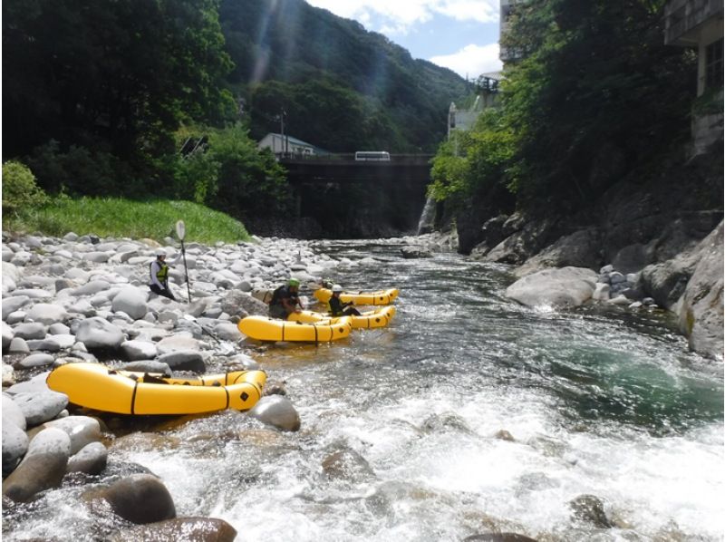 SALE! [Gunma, Minakami] Rush river rafting in a single-seater boat! Half-day Packraft Downriver Tourの紹介画像