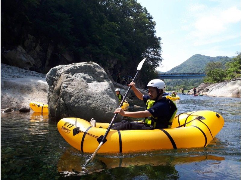 群馬・水上】一人乗りボートで激流川下り！パックラフトダウンリバー半日ツアー | アクティビティジャパン