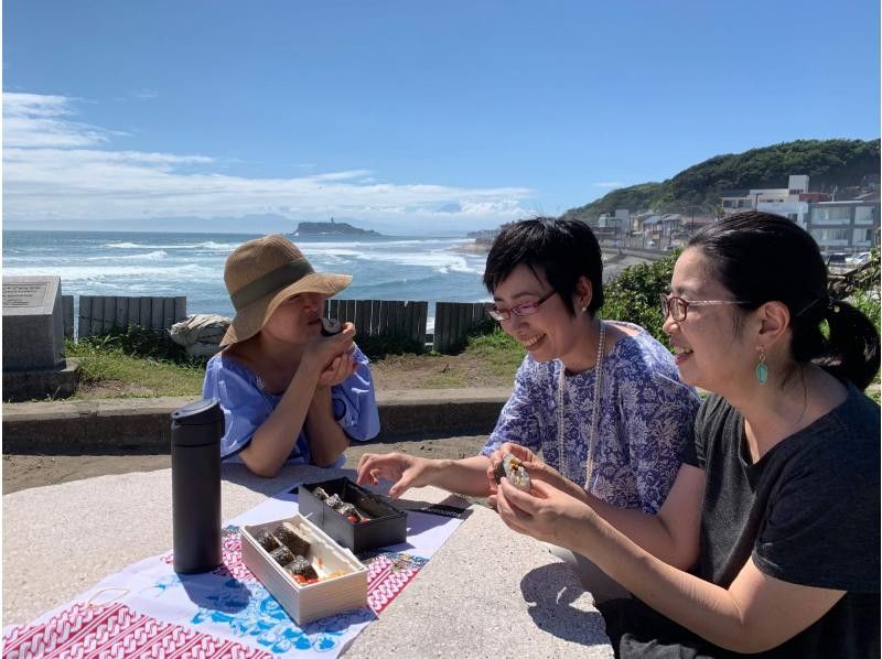 [Kanagawa/Kamakura] Sushi rolls bento making & market tour near the beachの紹介画像