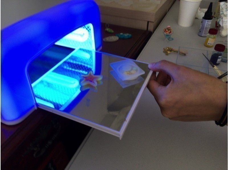 [เมือง เกียวโต ] ขอให้สนุกกับ เวิร์คช้อป:ประดิษฐ์เครื่องประดับ ! สร้างด้วย UV resin ~ เพื่อตัวคุณเอง·ปัจจุบัน♪ (หลักสูตร 70 นาที)の紹介画像