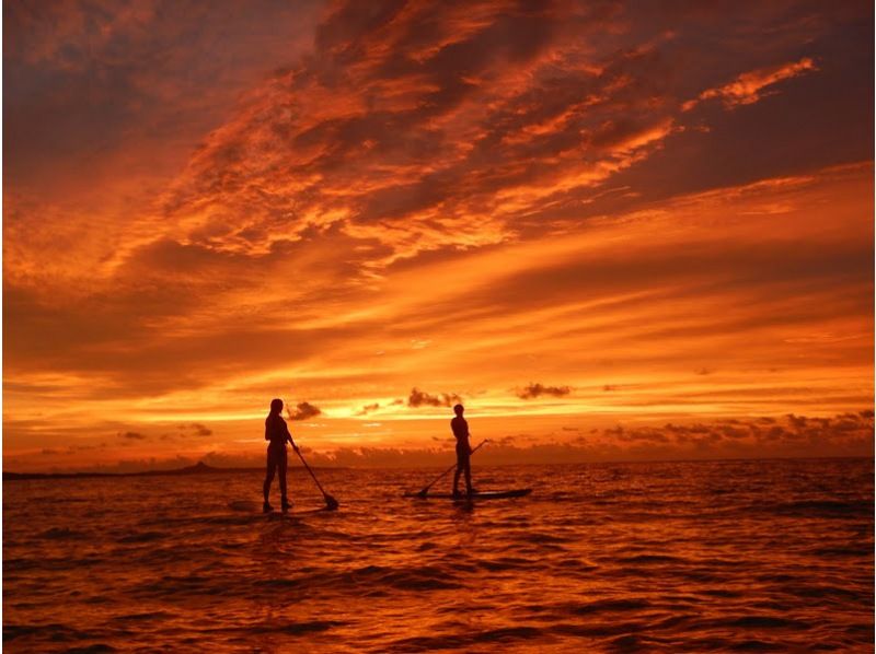 [Churaumi Aquarium, Nakijin Village area, secret beach, photo service] Limited to one group per day! An unforgettable and moving experience - a glittering sunset SUP cruiseの紹介画像