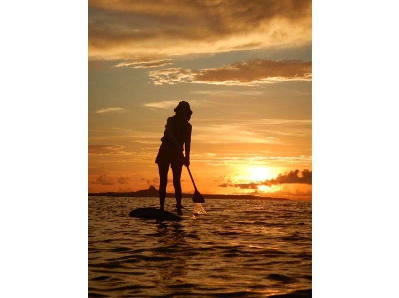 SALE! [Churaumi Aquarium, Nakijin Village, and hidden beaches] Limited to one group per day! An unforgettable and moving experience: a glittering sunset SUP cruiseの紹介画像