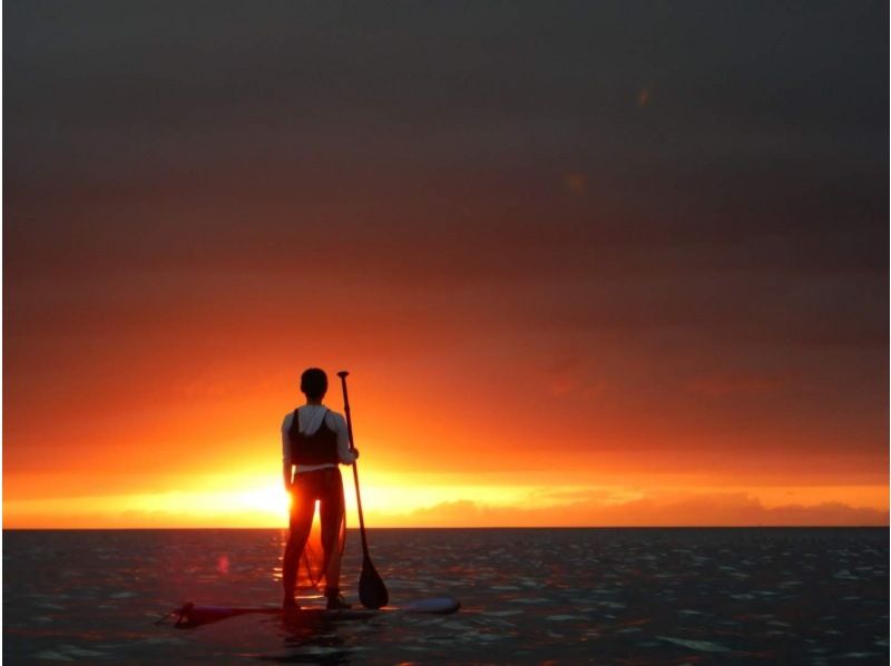 SALE! [Churaumi Aquarium, Nakijin Village, and hidden beaches] Limited to one group per day! An unforgettable and moving experience: a glittering sunset SUP cruiseの紹介画像