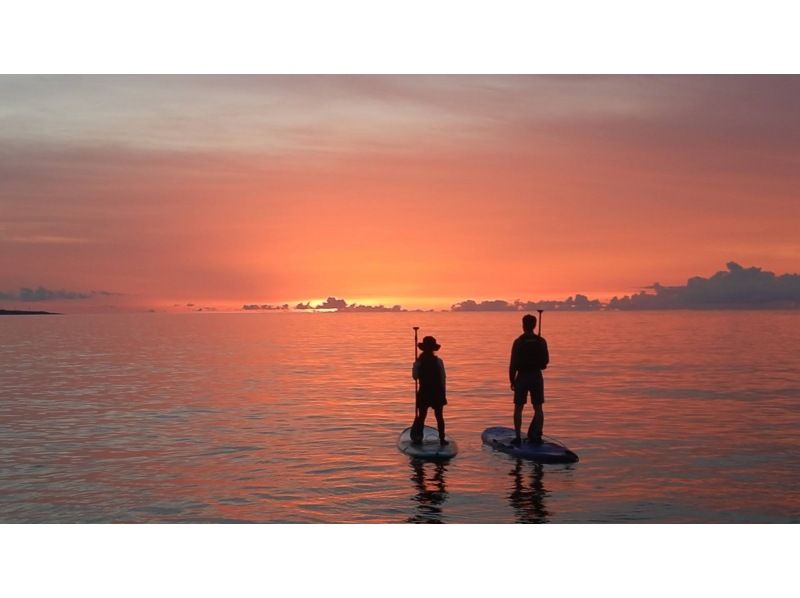 [Churaumi Aquarium, Nakijin Village area, secret beach, photo service] Limited to one group per day! An unforgettable and moving experience - a glittering sunset SUP cruiseの紹介画像