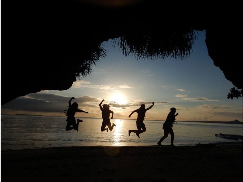 SALE! [Churaumi Aquarium, Nakijin Village, and hidden beaches] Limited to one group per day! An unforgettable and moving experience: a glittering sunset SUP cruiseの紹介画像