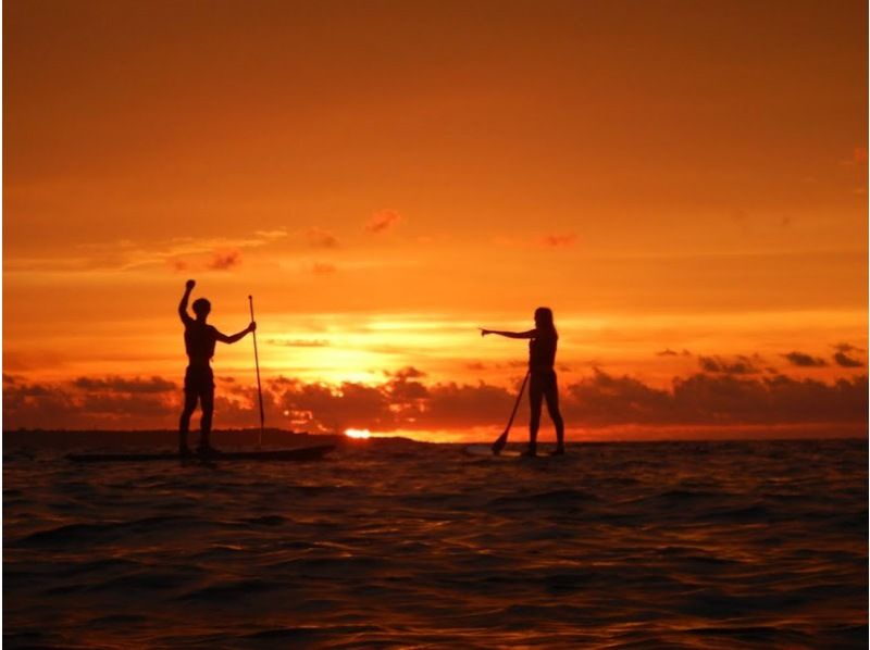 [Churaumi Aquarium, Nakijin Village area, secret beach, photo service] Limited to one group per day! An unforgettable and moving experience - a glittering sunset SUP cruiseの紹介画像